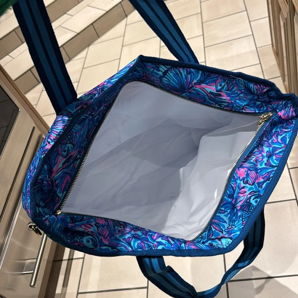 MOVING SALE: Lilly Pulitzer Blue and Pink Cooler Bag - Picture 11 of 13